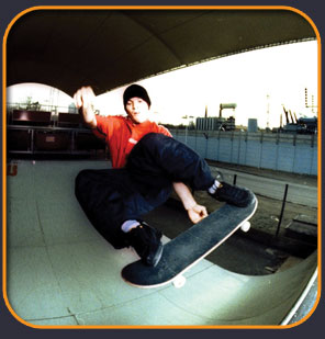 photo action skate sur rampe
